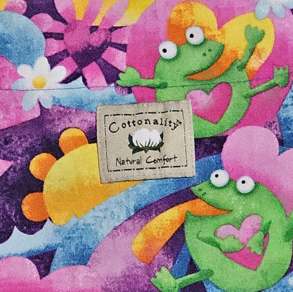 Cottonality Tie-Dye Frog & Heart Scrub Top | Fun Print | Estimated XL - Picture 8 of 8